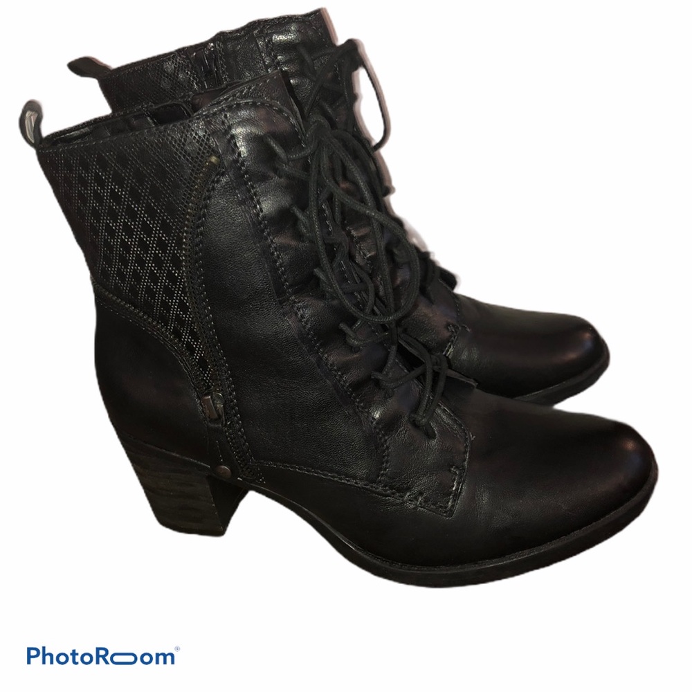 Earth size 11 black boots